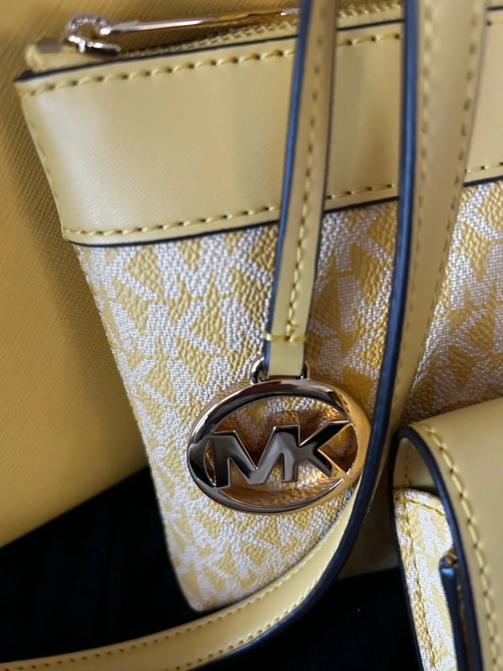 FOR UR SPRING/ SUMMER BAG COLLECTION: MK Daisy 3-Pcs Tote, Crossbody/Wristlet - Picture 10 of 15